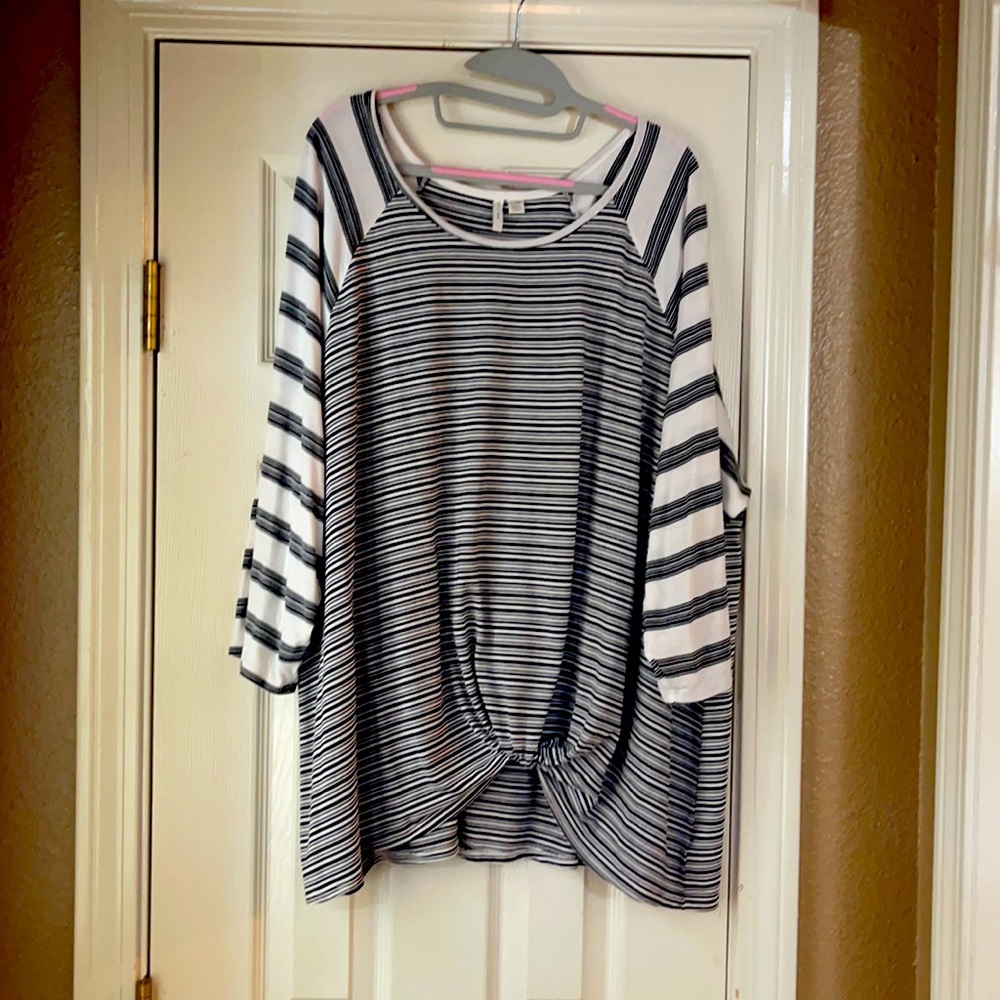 Black and white top, 22/24 Cato